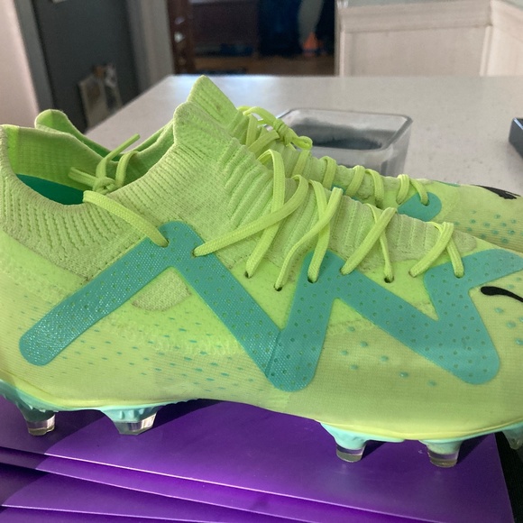 Puma size 7 women's soccer cleats - Picture 3 of 3